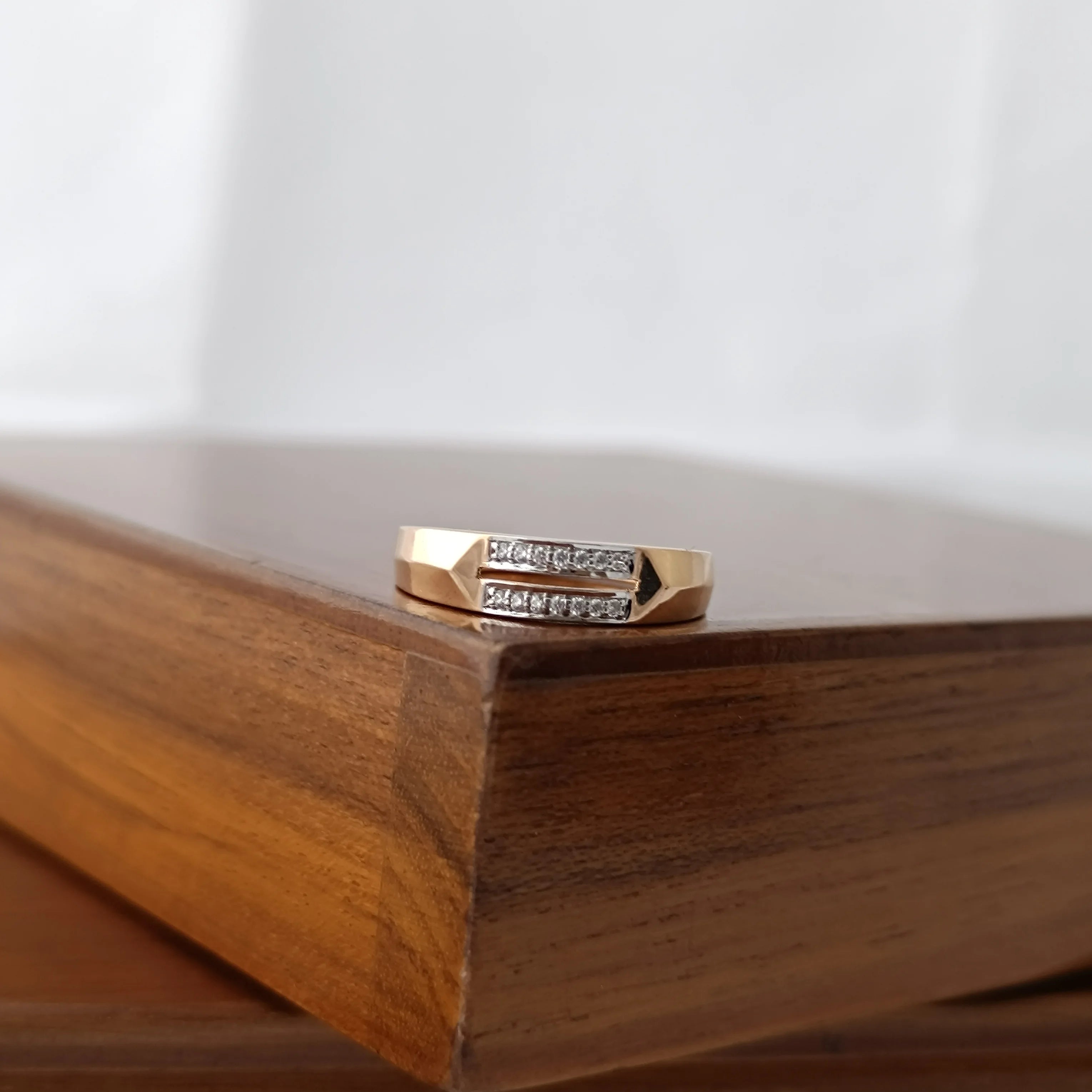 Namivaa 18ct Gold Diamond Accent Micro Insert Geometric Band Ring for Men Women Classic Minimal Wedding Engagement Party Jewelry