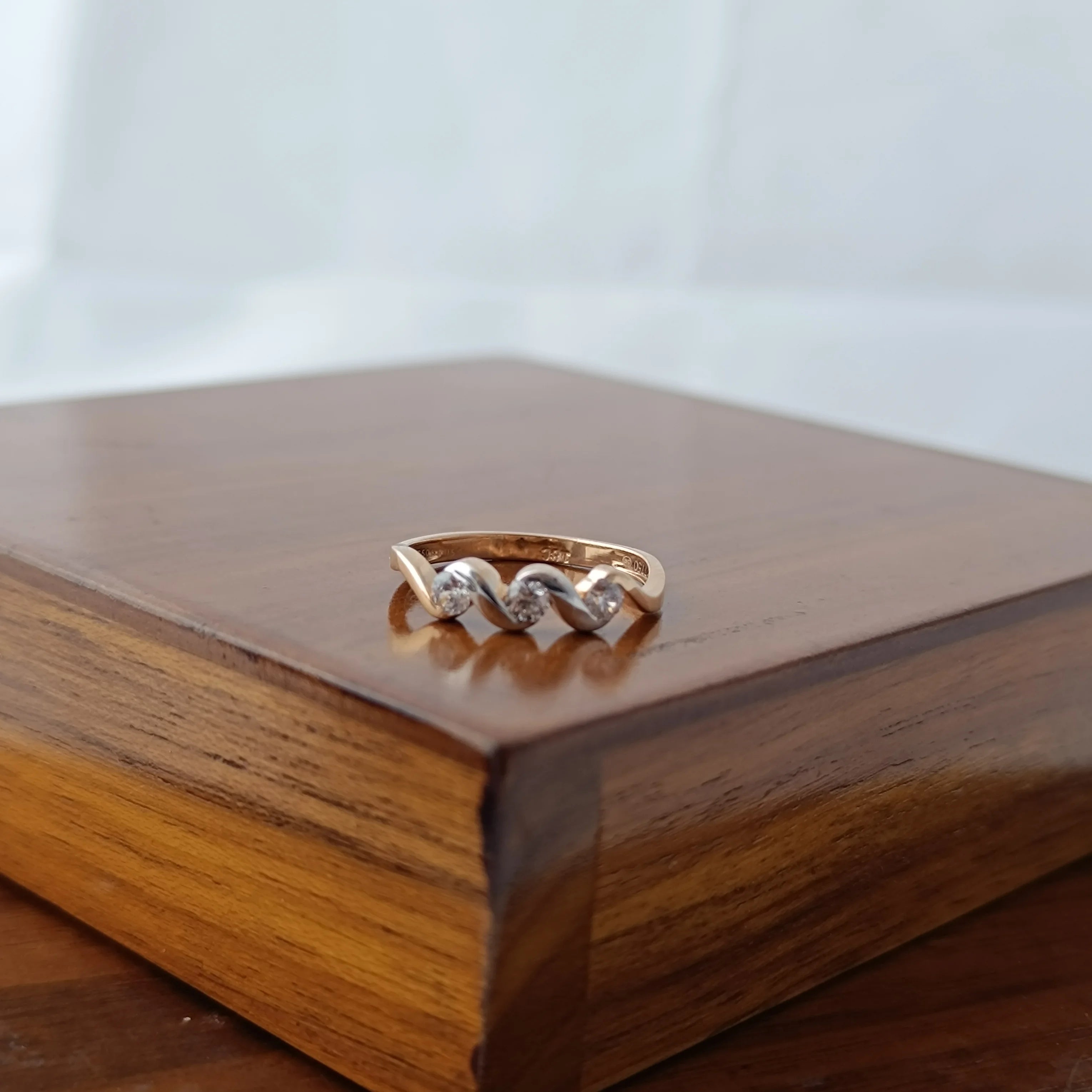Namivaa Three Stone Wave Design Elegant Minimalist Wedding Band Ring for Women Fine Jewelry Gift