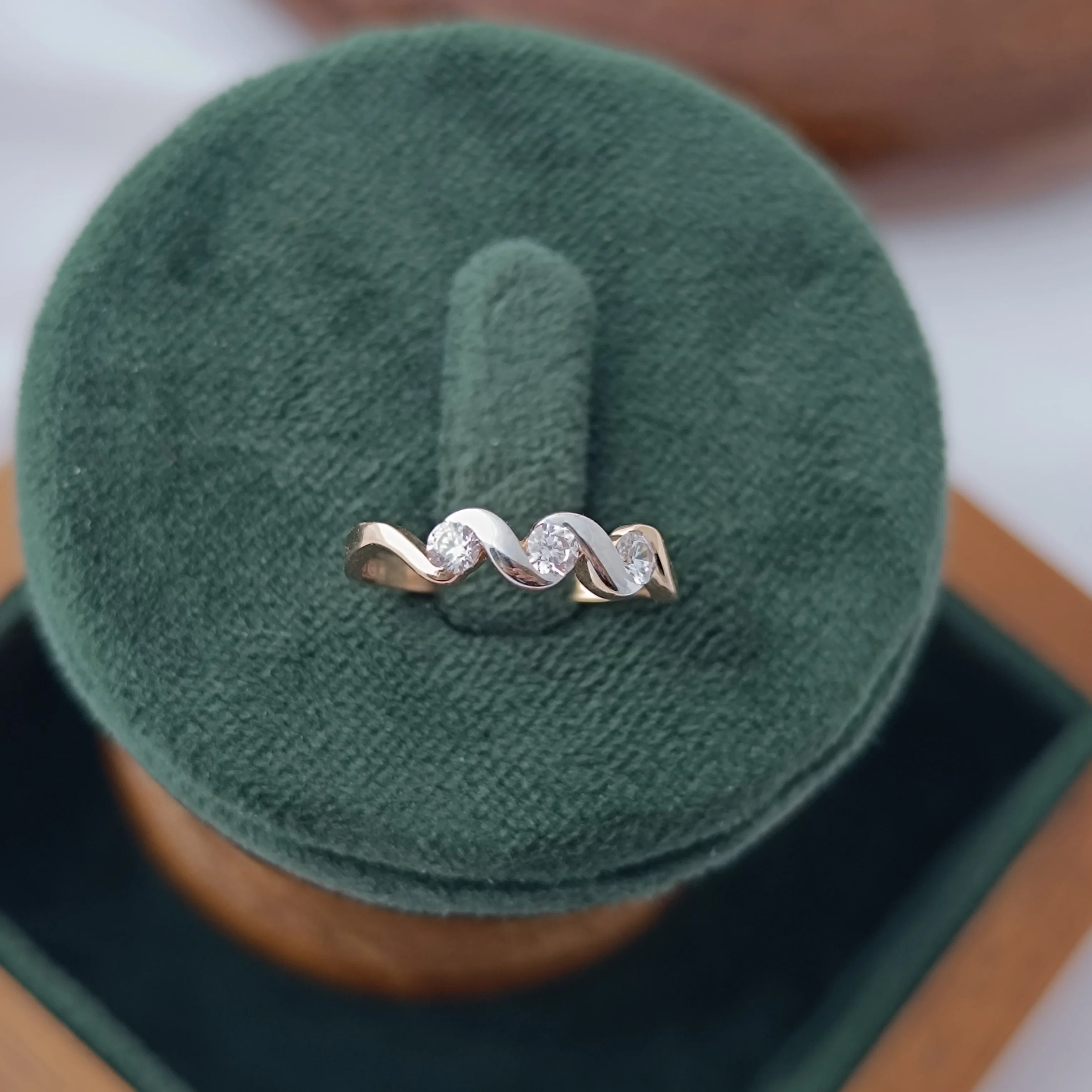 Namivaa Three Stone Wave Design Elegant Minimalist Wedding Band Ring for Women Fine Jewelry Gift