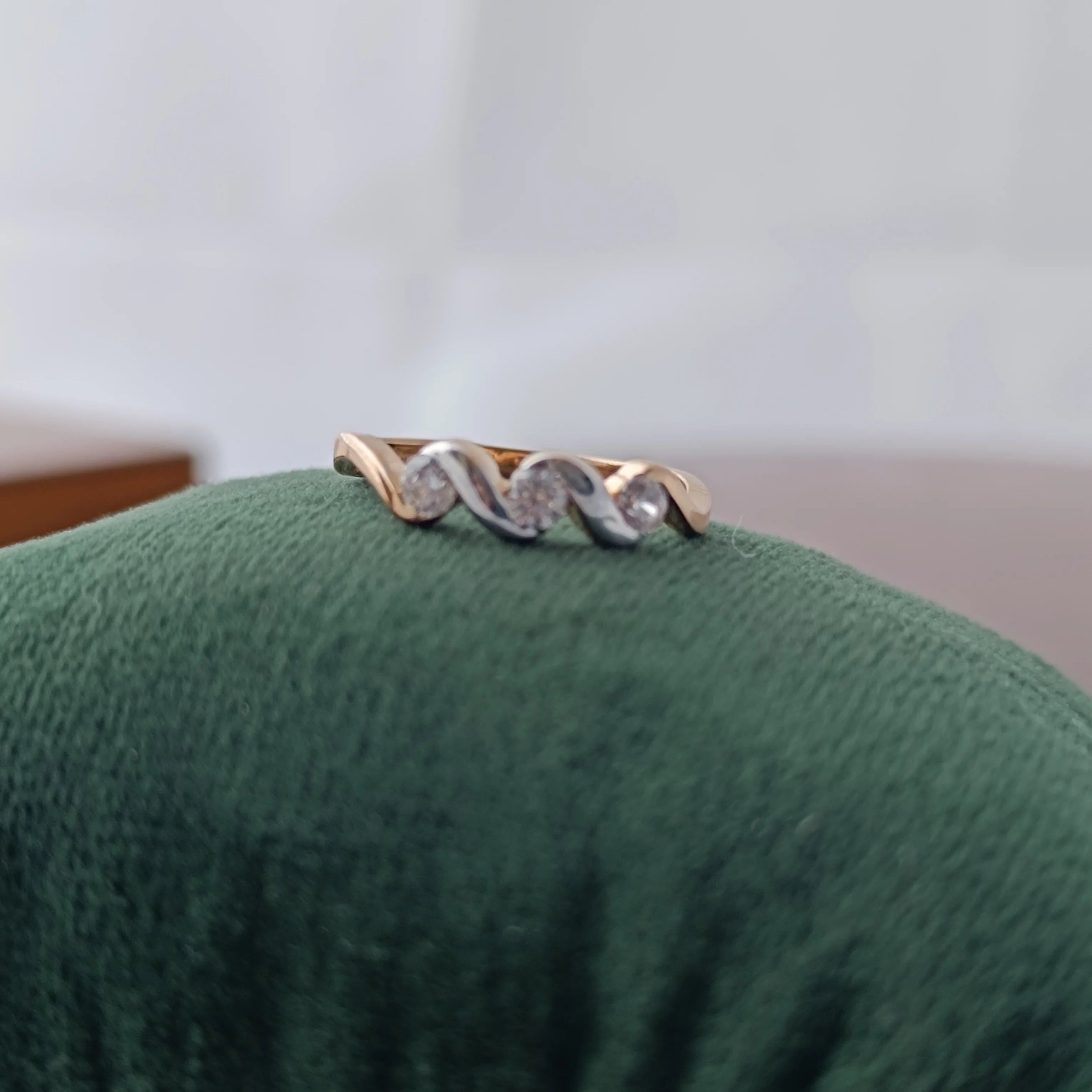 Namivaa Three Stone Wave Design Elegant Minimalist Wedding Band Ring for Women Fine Jewelry Gift