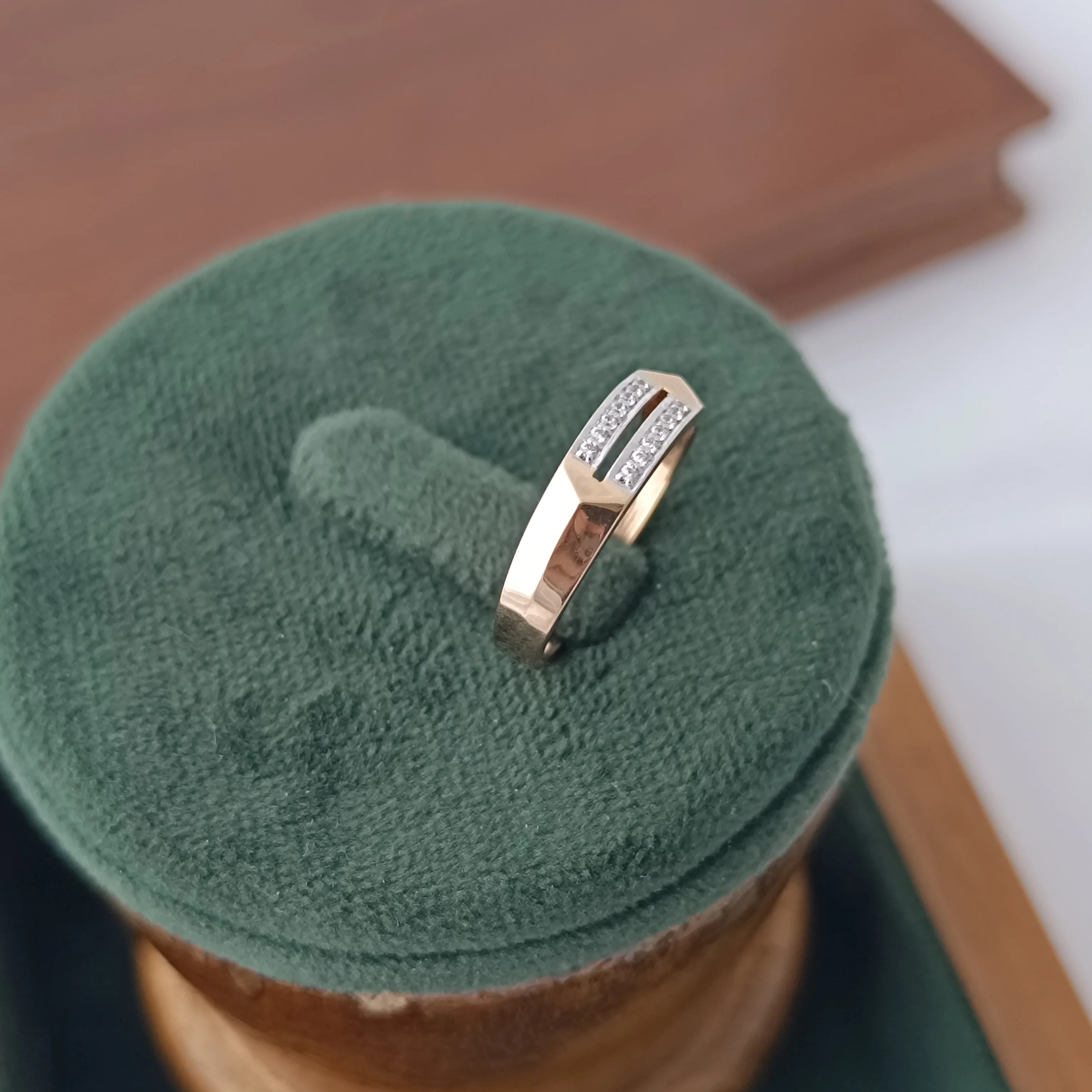 Namivaa 18ct Gold Diamond Accent Micro Insert Geometric Band Ring for Men Women Classic Minimal Wedding Engagement Party Jewelry
